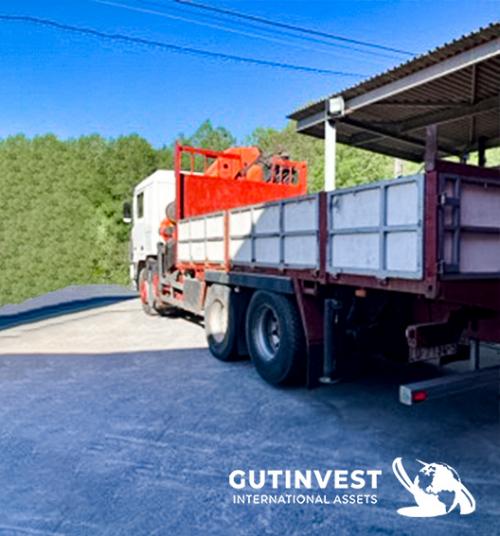 Camión pluma con caja abierta 