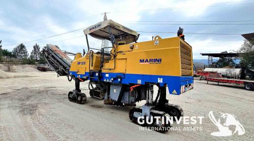 Asphalt milling machine