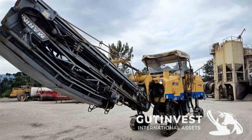 Asphalt milling machine