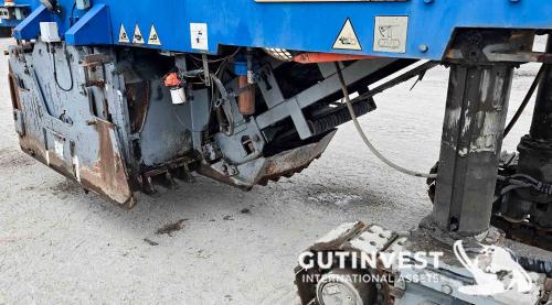Asphalt milling machine