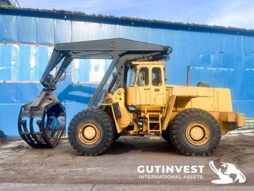 Wheel loader with arm and wood clip