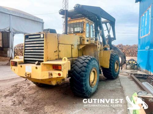 Wheel loader with arm and wood clip