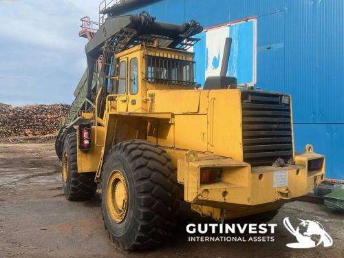 Wheel loader with arm and wood clip