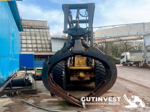 Wheel loader with arm and wood clip