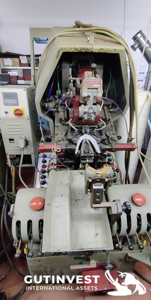 Máquina para centrado y montaje de puntas calzado