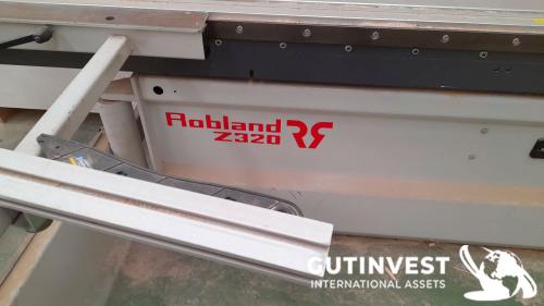 Table sawing machine for wood