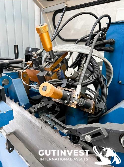 Welding machine for teeth of band saw blades