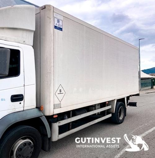 Camión con caja y plataforma elevadora