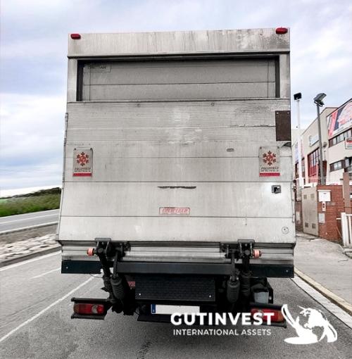 Camión con caja y plataforma elevadora