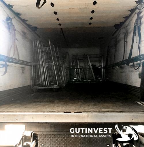 Camión con caja y plataforma elevadora