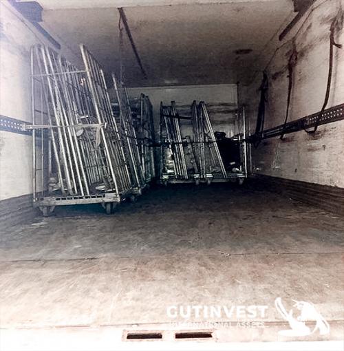 Camión con caja y plataforma elevadora