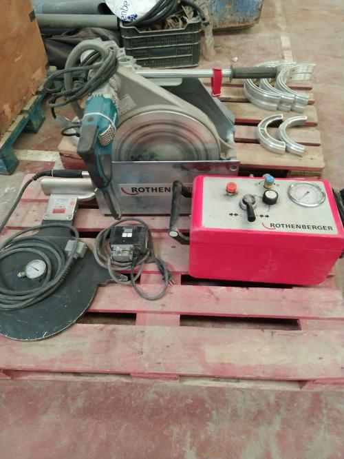 Máquina de termofusión para soldar tuberías plásticas.