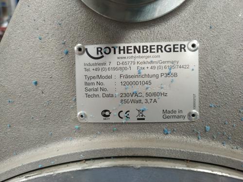 Máquina de termofusión para soldar tuberías plásticas.
