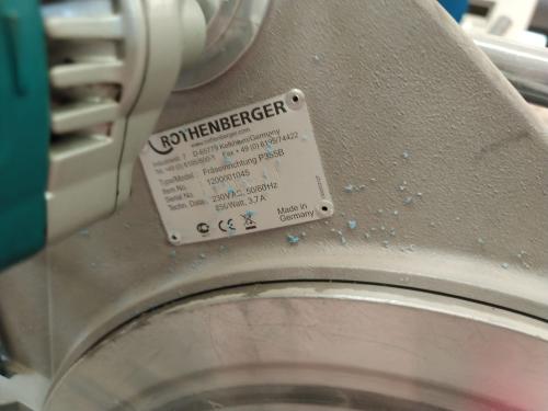 Máquina de termofusión para soldar tuberías plásticas.
