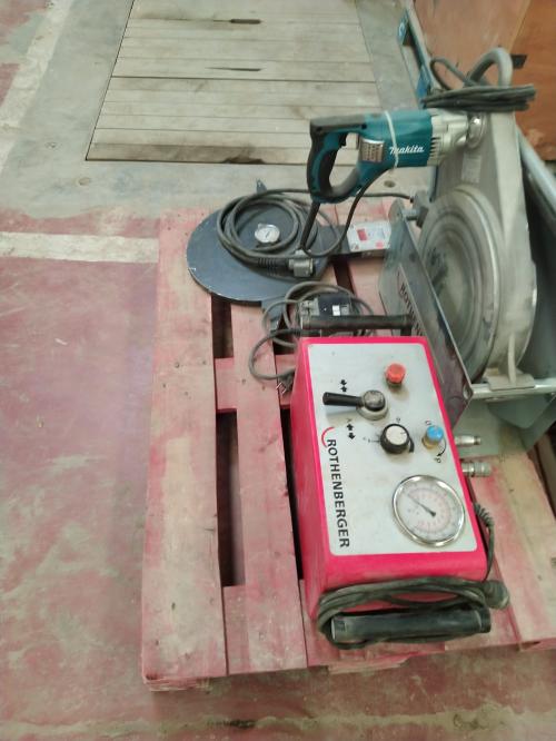 Máquina de termofusión para soldar tuberías plásticas.