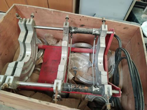 Máquina de termofusión para soldar tuberías plásticas.