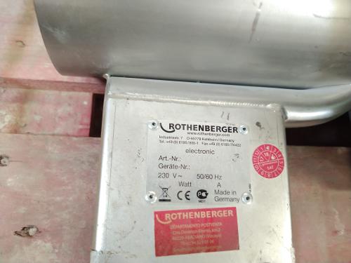 Máquina de termofusión para soldar tuberías plásticas.