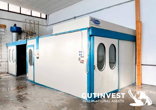Varnishing and painting booth with humidifier