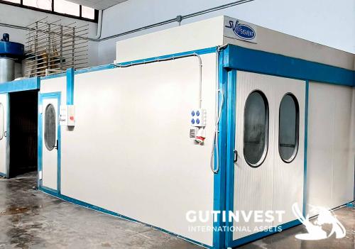 Varnishing and painting booth with humidifier