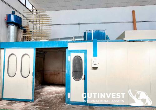 Varnishing and painting booth with humidifier