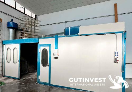 Varnishing and painting booth with humidifier