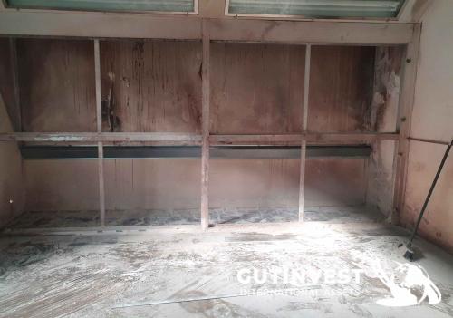 Varnishing and painting booth with humidifier
