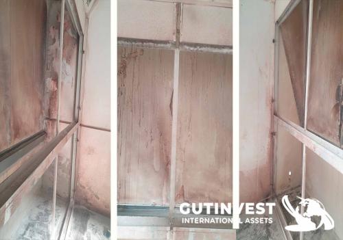 Varnishing and painting booth with humidifier