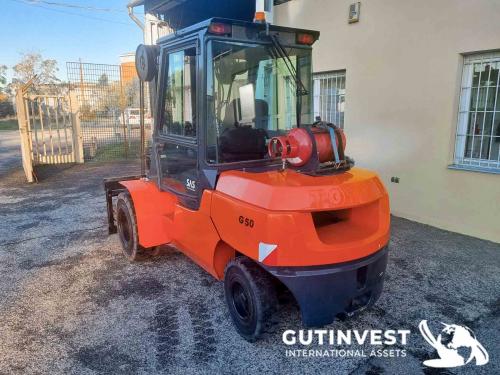 Gas-powered forklift