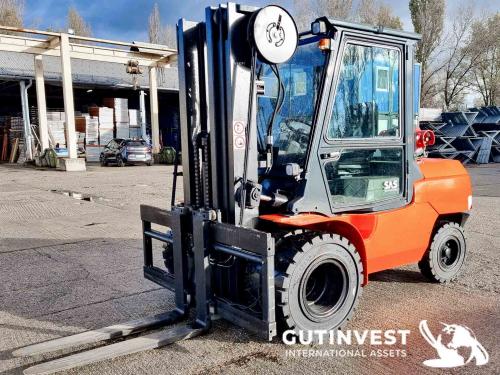 Gas-powered forklift
