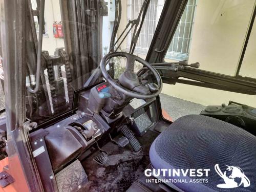 Gas-powered forklift