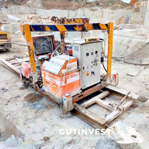 Marble and stone cutting machine