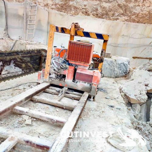 Marble and stone cutting machine