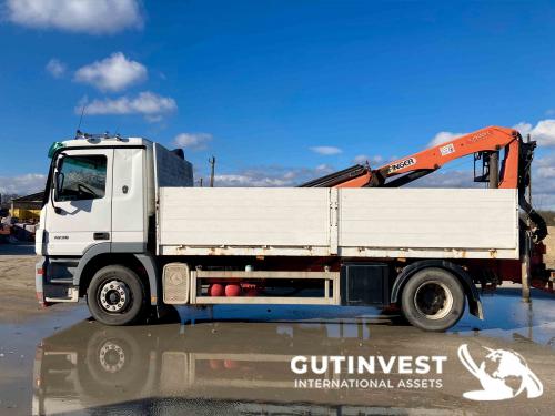Camión caja abierta con grúa