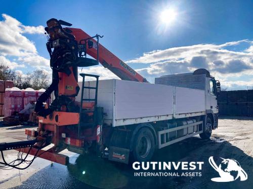 Camión caja abierta con grúa