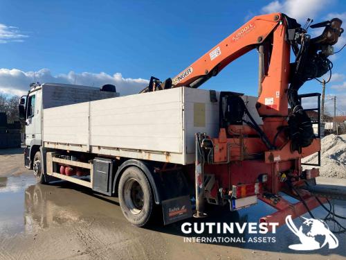 Camión caja abierta con grúa