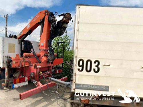 Camión caja abierta con grúa