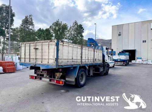 Camión grúa con caja abierta