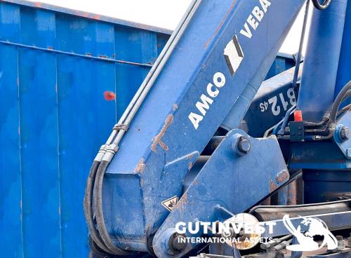 Camión grúa con caja abierta