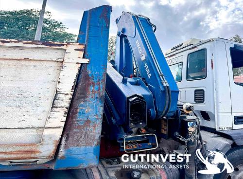 Camión grúa con caja abierta