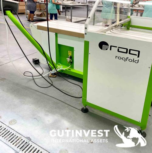 Máquina automática de doblado y embalaje de prendas