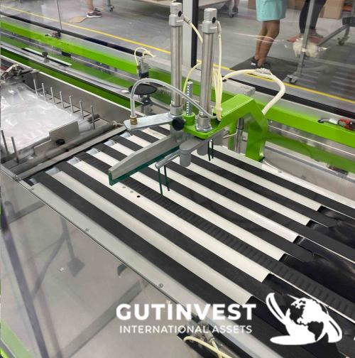 Máquina automática de doblado y embalaje de prendas