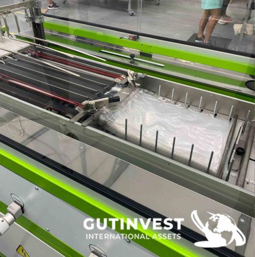Máquina automática de doblado y embalaje de prendas