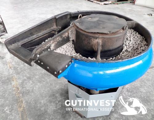 Vibrator for cleaning and polishing metal parts