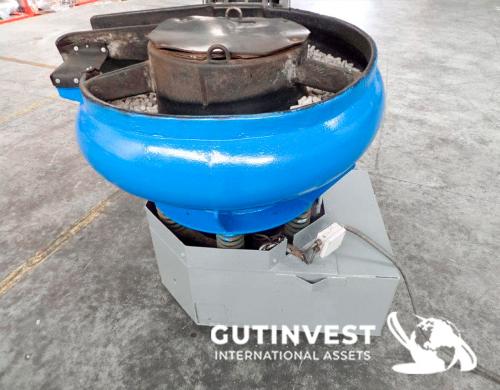 Vibrator for cleaning and polishing metal parts