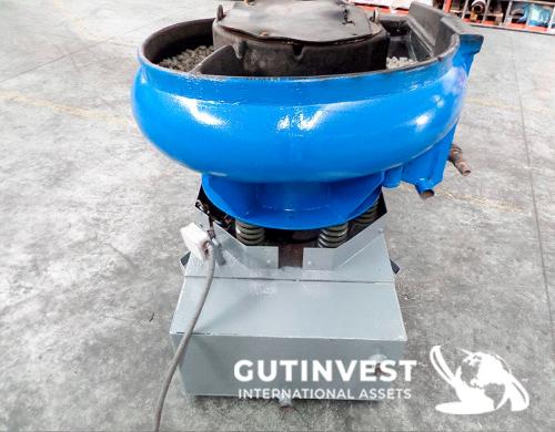 Vibrator for cleaning and polishing metal parts