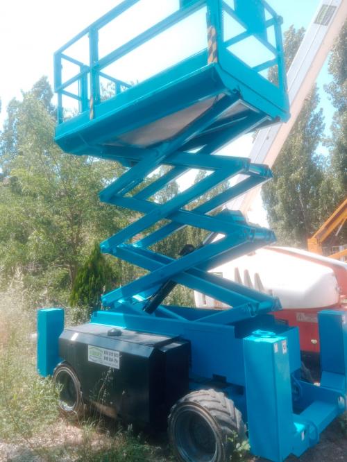 Diesel scissor lift