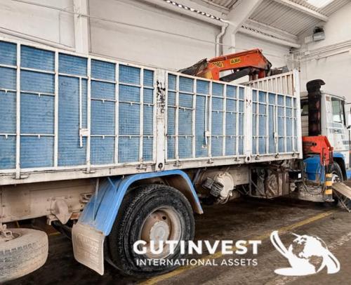 Camión pluma con caja abierta