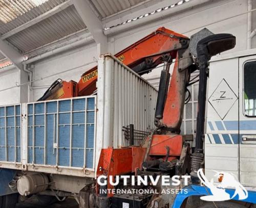 Camión pluma con caja abierta