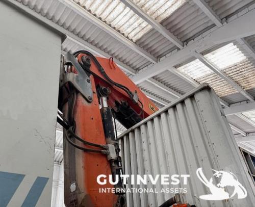 Camión pluma con caja abierta