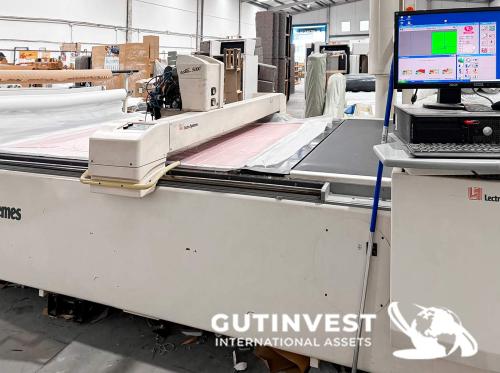 Automatic textile cutting machine